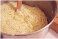 5、开心果磅蛋糕,面粉和烘焙泡打粉以及盐混合过筛，慢慢加入以上混合好的湿性材料中，手动搅拌至混合均匀即可，不要过度搅拌。