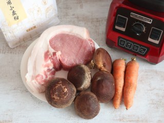 1、家常水饺-香菇胡萝卜韭菜猪肉馅,准备食材。