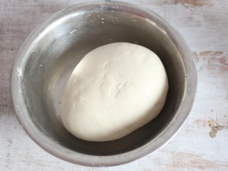 2、家常水饺-香菇胡萝卜韭菜猪肉馅,先将面粉加入适量清水揉成光滑的面团，醒发20分钟。