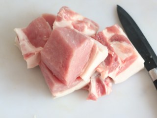 3、家常水饺-香菇胡萝卜韭菜猪肉馅,接下来准备馅料，将猪肉去皮切成块。