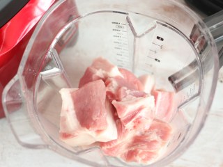 4、家常水饺-香菇胡萝卜韭菜猪肉馅,放入破壁机中。