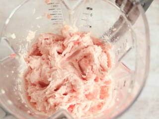 6、家常水饺-香菇胡萝卜韭菜猪肉馅,打好的肉馅非常细腻。	