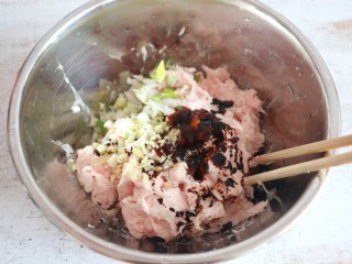 7、家常水饺-香菇胡萝卜韭菜猪肉馅,猪肉馅中加入葱末、姜末、蚝油、老抽、生抽、十三香、盐，搅拌均匀，腌制入味。