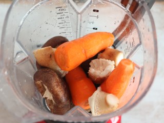 8、家常水饺-香菇胡萝卜韭菜猪肉馅,将香菇和胡萝卜放入料理杯中。中途可以用搅拌棒辅助一下。