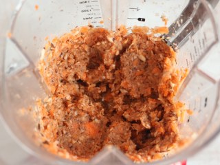 9、家常水饺-香菇胡萝卜韭菜猪肉馅,依旧选择脉冲模式，我选择的3档，搅打30秒左右。