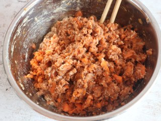 10、家常水饺-香菇胡萝卜韭菜猪肉馅,肉馅中加入搅打碎的蔬菜馅。