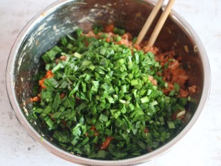 11、家常水饺-香菇胡萝卜韭菜猪肉馅,再加入韭菜碎。