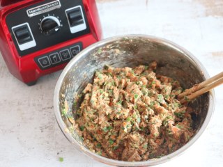 12、家常水饺-香菇胡萝卜韭菜猪肉馅,搅拌均匀，这样饺子馅就做好了。