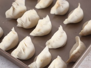 13、家常水饺-香菇胡萝卜韭菜猪肉馅,醒发好的面团切成小剂子，擀圆，包好饺子。