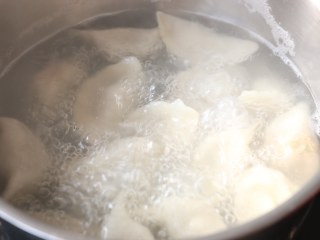 14、家常水饺-香菇胡萝卜韭菜猪肉馅,开水煮熟即可出锅。