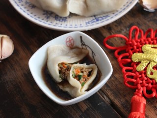 15、家常水饺-香菇胡萝卜韭菜猪肉馅,和家人一起享用美味吧。