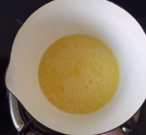 1、日式棉花蛋糕卷,黄油切小块煮沸，开始冒泡立即离火