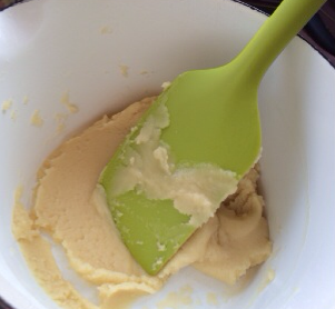 2、日式棉花蛋糕卷,立即倒入过筛的低粉用耐热刮刀搅拌均匀