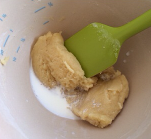 3、日式棉花蛋糕卷,分2-3次加入牛奶，每次都搅拌均匀