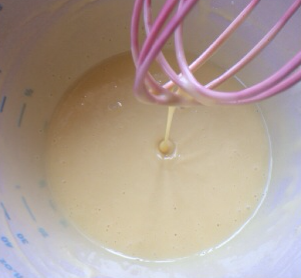 6、日式棉花蛋糕卷,完成的蛋黄糊应该是细腻均匀，没有水油分离的状态