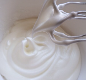 7、日式棉花蛋糕卷,将4只蛋白分别在大泡、细腻的泡沫和即将没有滴落感的状态下加入细砂糖，打发至大的鸟嘴状