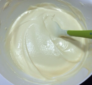 9、日式棉花蛋糕卷,将混合后的蛋黄糊倒入剩余蛋白霜中切拌均匀，完成的蛋糕糊应该是稳定的