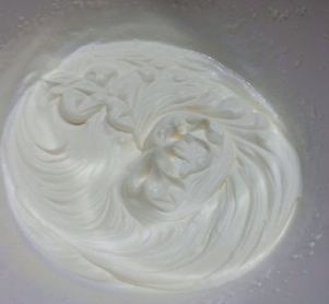 14、日式棉花蛋糕卷,将250克淡奶油加10克糖打发