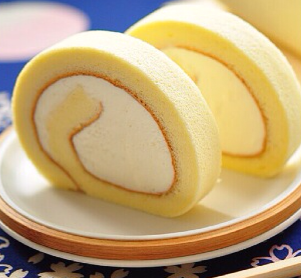 18、日式棉花蛋糕卷,切蛋糕卷最好使用波浪齿蛋糕刀，先将刀在火上或热水是浸泡加热，擦干水份后前后轻微拉锯似切下，动作要轻要快，刀加温即可不应该太热，否则奶油会融化