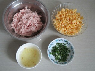 1、玉米猪肉水饺,准备好所有材料（葱切成葱花，姜切碎倒入少许水泡成姜水）