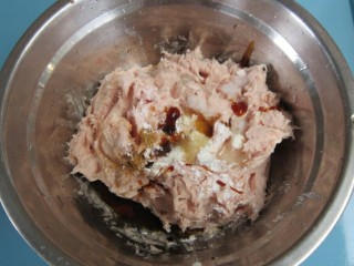 2、玉米猪肉水饺,肉末中加入酱油、料酒、十三香、生粉、盐顺着一个方向搅打上劲。