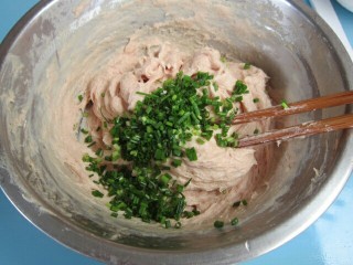 3、玉米猪肉水饺,加入葱花拌均匀。