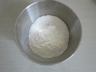 5、玉米猪肉水饺,取500克面粉，加少许盐混合。