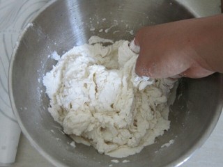 6、玉米猪肉水饺,将清水倒入面粉中边倒边搅混合揉成稍硬点的面团醒20分钟（揉成比包子稍硬点的面团）