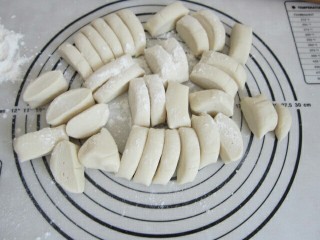 7、玉米猪肉水饺,将醒好的面团分成等份小剂子。