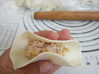 9、玉米猪肉水饺,放上馅儿。