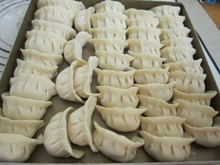 11、玉米猪肉水饺,包好摆入盘中，多包的可以放冰箱冷冻。