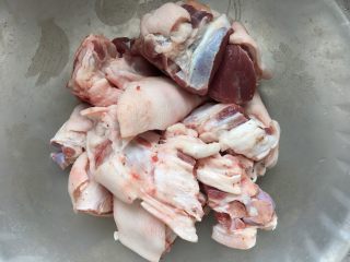 2、猪蹄汤,将猪蹄剁成块