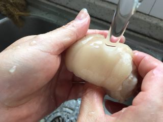 7、猪蹄汤,将去除毛的猪蹄用凉水冲洗干净