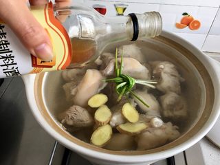 10、猪蹄汤,倒入少许料酒