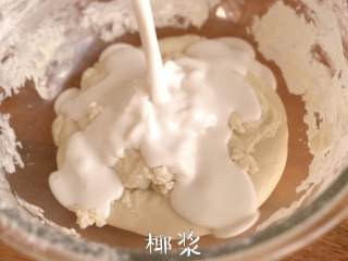 3、来一口Q弹香甜的【芒果糯米糍】,加入椰浆和融化的无盐黄油