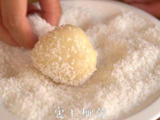 8、来一口Q弹香甜的【芒果糯米糍】,裹上椰蓉
