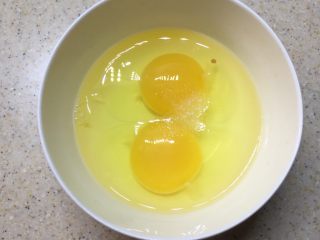 2、玉米肠蛋炒饭,鸡蛋加入少许盐，打散。