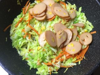 5、玉米肠蛋炒饭,放入玉米肠炒匀。