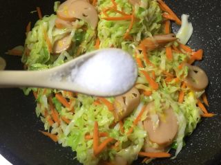 6、玉米肠蛋炒饭,加入盐调味。