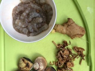 1、文蛤虾仁海鲜粥,准备好虾仁，姜，鸡针菇，文蛤，芹菜