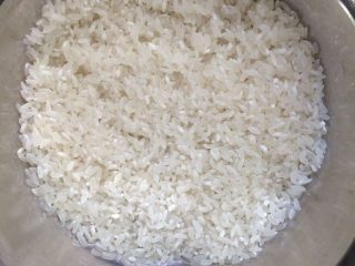 3、文蛤虾仁海鲜粥,将大米清洗干净。