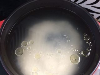 5、文蛤虾仁海鲜粥,淋入几滴花生油，这样熬出来的粥更加香