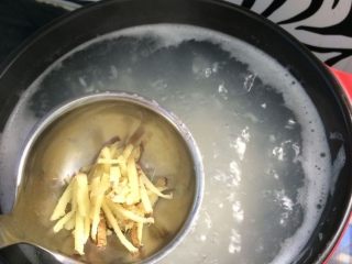 7、文蛤虾仁海鲜粥,煮开后转中小火，这时加入姜丝