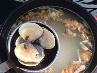 9、文蛤虾仁海鲜粥,加入文蛤