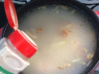 11、文蛤虾仁海鲜粥,最后加入胡椒粉，盐调味。