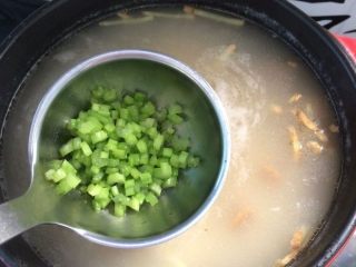 12、文蛤虾仁海鲜粥,在撒一些芹菜碎即可