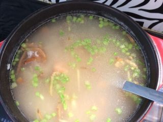 13、文蛤虾仁海鲜粥,搅拌匀关火就可以了
