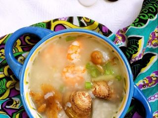 14、文蛤虾仁海鲜粥,盛出来。