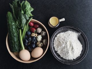 1、鸡蛋菠菜饼之蠢萌龟,食材准备：菠菜2棵 黄瓜半截 鸡蛋2个 面粉/清水各200克  色拉油50克 食盐适量 葡萄5颗 番茄3颗 鹌鹑蛋3-5个