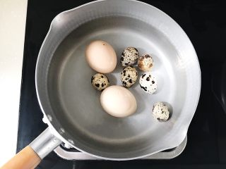 2、鸡蛋菠菜饼之蠢萌龟,食材处理：鸡蛋和鹌鹑蛋冷水下锅煮熟（只要用到一颗鸡蛋哦）